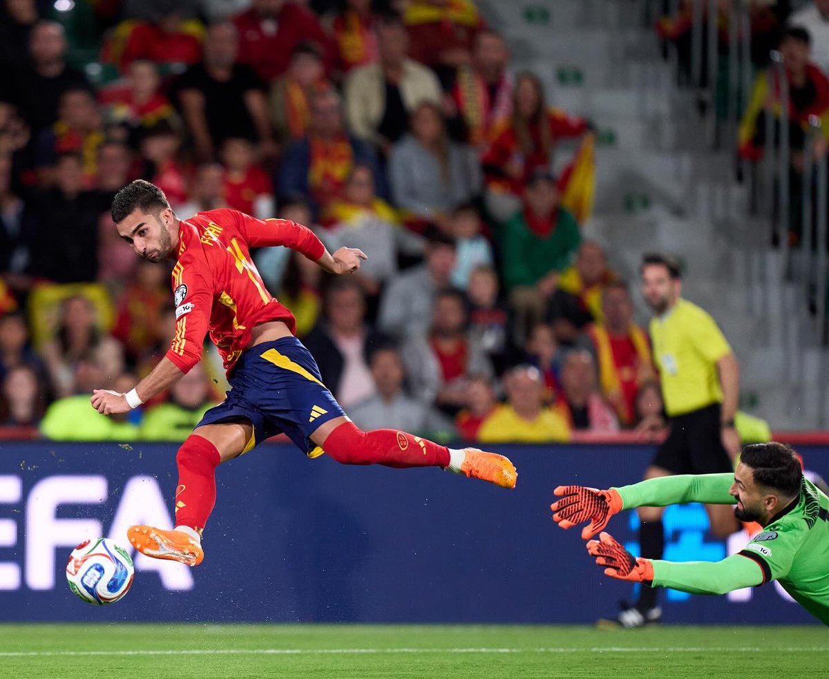 FerranTorres20's tweet image. Una noche subrayada en rojo 5️⃣0️⃣ Partido muy especial y victoria que nos acerca un poco más al Mundial ❤️💛 @SEFutbol
