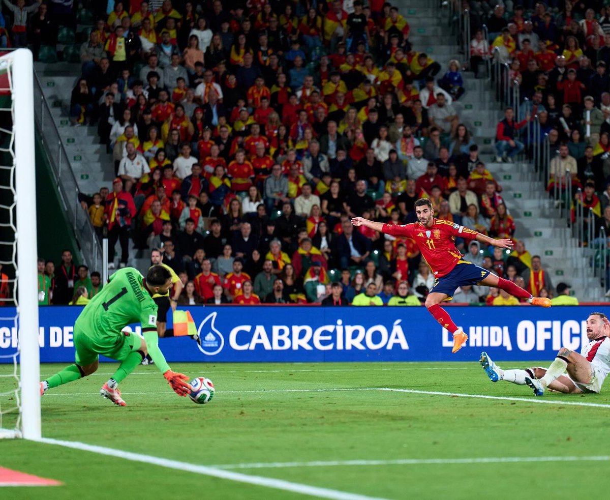FerranTorres20's tweet image. Una noche subrayada en rojo 5️⃣0️⃣ Partido muy especial y victoria que nos acerca un poco más al Mundial ❤️💛 @SEFutbol