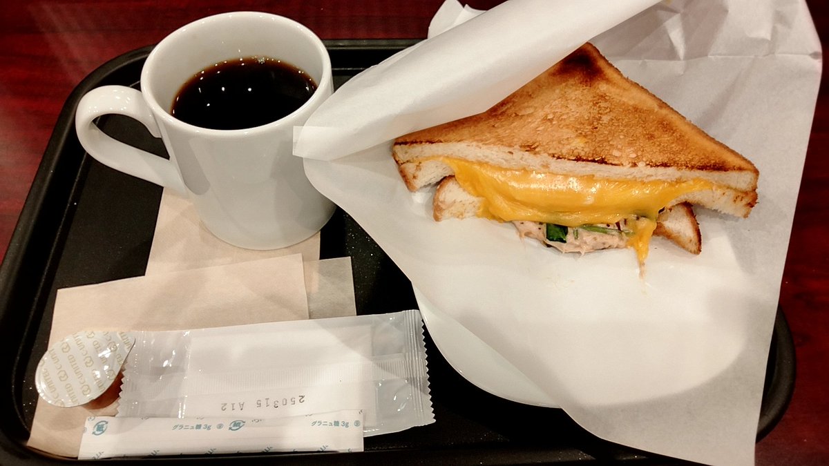 tokyoracecourse's tweet photo. 今朝はツナチーズトーストサンド&amp;ブレンドコーヒー☕
三連休の中日の日曜日。仕事前のモーニングコーヒータイムです😌
朝はちょっと肌寒い。でも日中は夏日の予報で今日は暑くなりそうな予報なのでモコモコのパーカーとか着ていくと暑いかもね☺️
相変わらずアプリから画像投稿ができません😌 https://t.co/ki2hUW3GDN