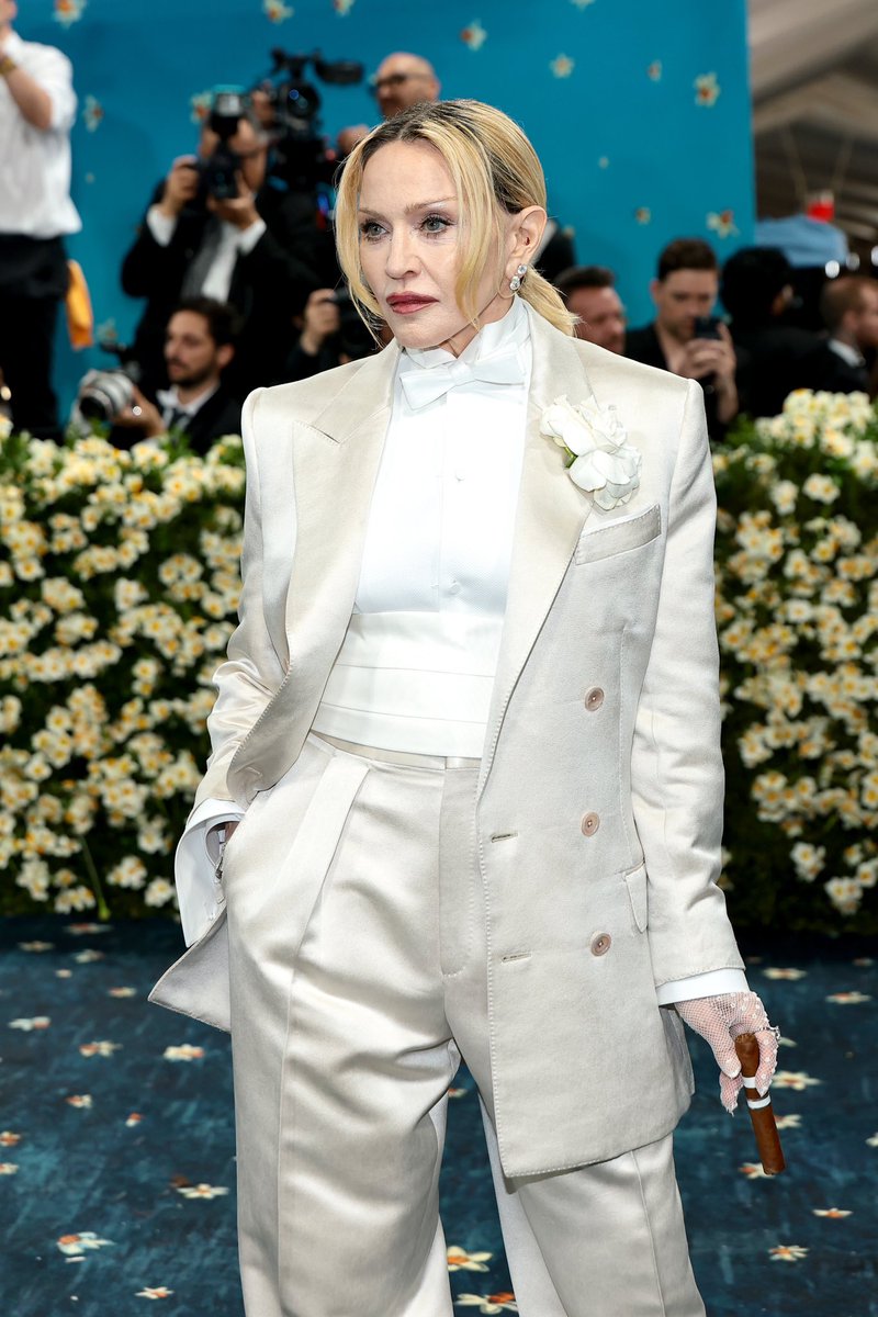 RickEilish's tweet photo. Madonna acaba de chegar no Red Carpet do #GrammysHG 

@holygirlsquad https://t.co/9o1Rss9CN0