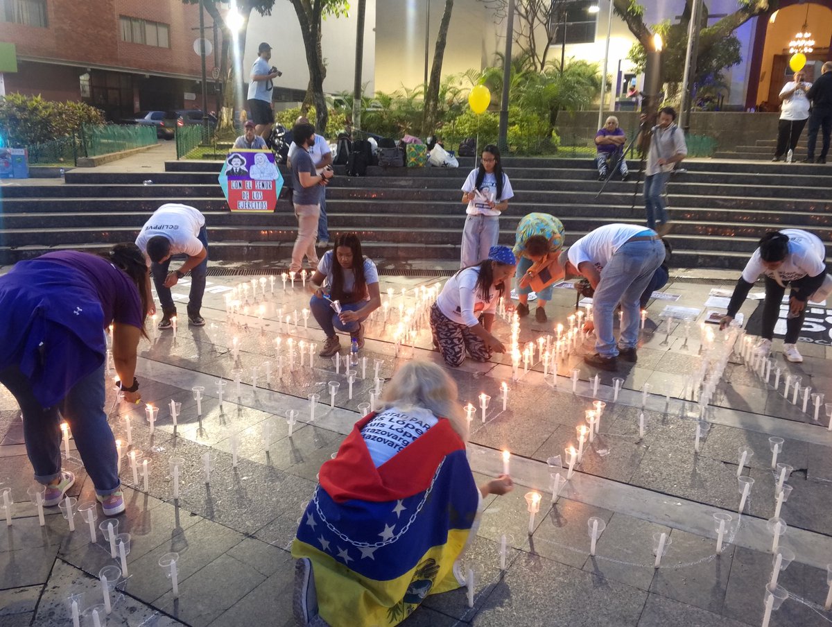 "Al tener un familiar preso, toda la familia está presa".

En la plaza Bolivar de Chacao,  familiares y activistas piden por la libertad de hijas, hijos, esposos, esposas, madres y padres, detenidos arbitrariamente por defender derechos #canonizaciónsinpresospolíticos