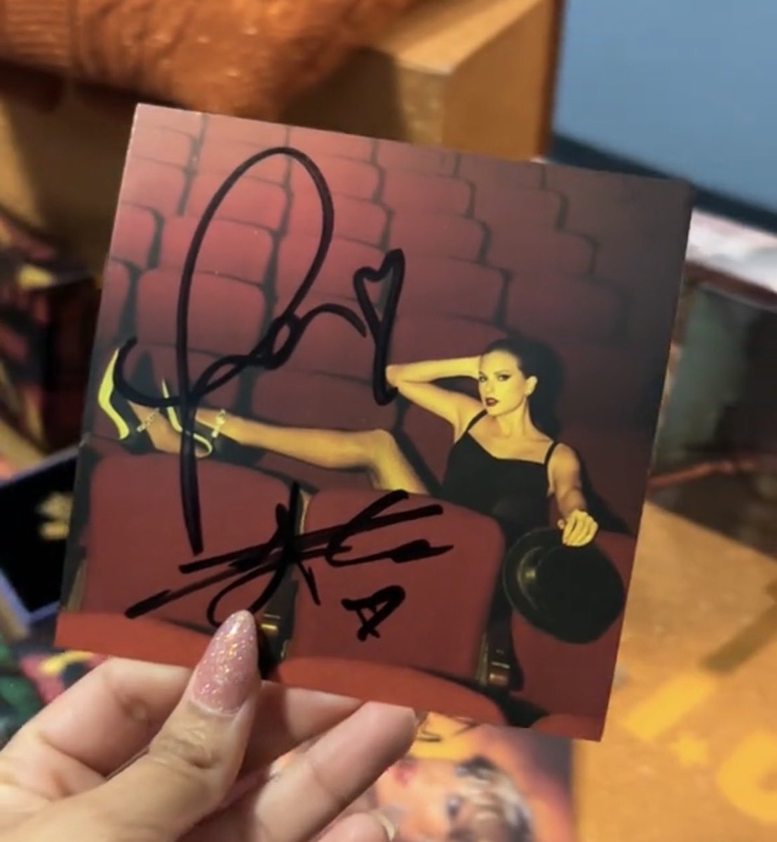 taylorswiftbr's tweet image. Travis Kelce autografou algumas cópias do “The Life of a Showgirl” junto com Taylor Swift! 🥹
