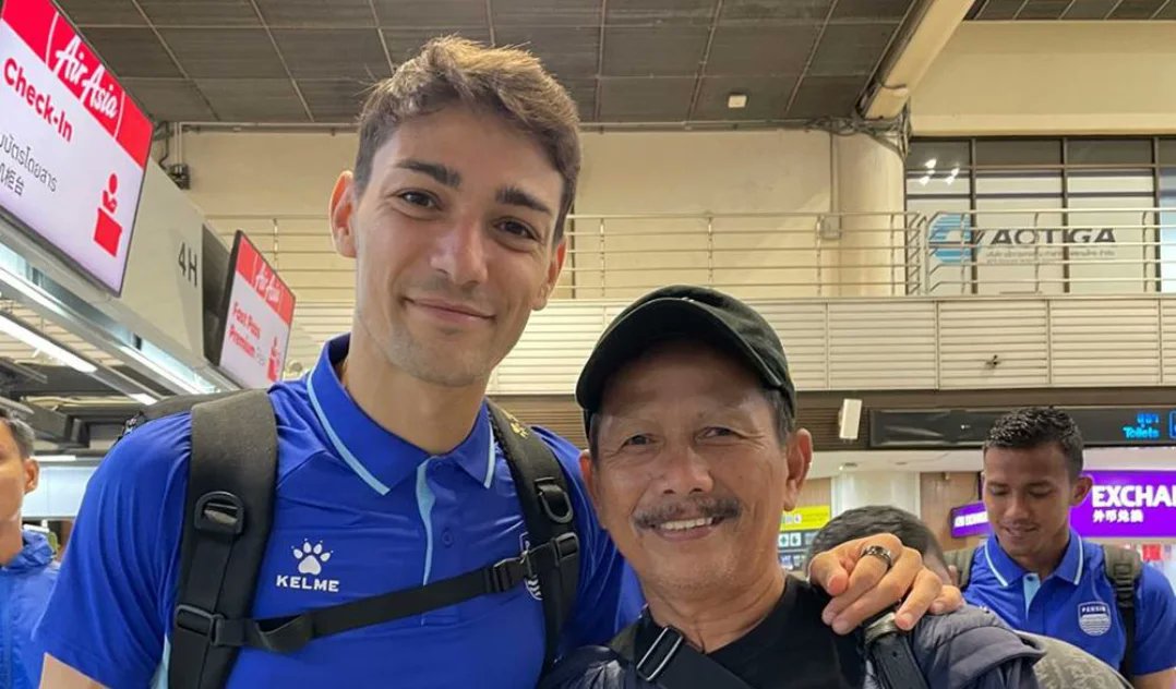 Mohon Pak <a href="/erickthohir/">Erick Thohir</a> ntar pas Natal mohon rekrut Djajang Nurjaman buat Piala Dunia 2030 😋🤣

#KluivertOut #rizkyridho #erick