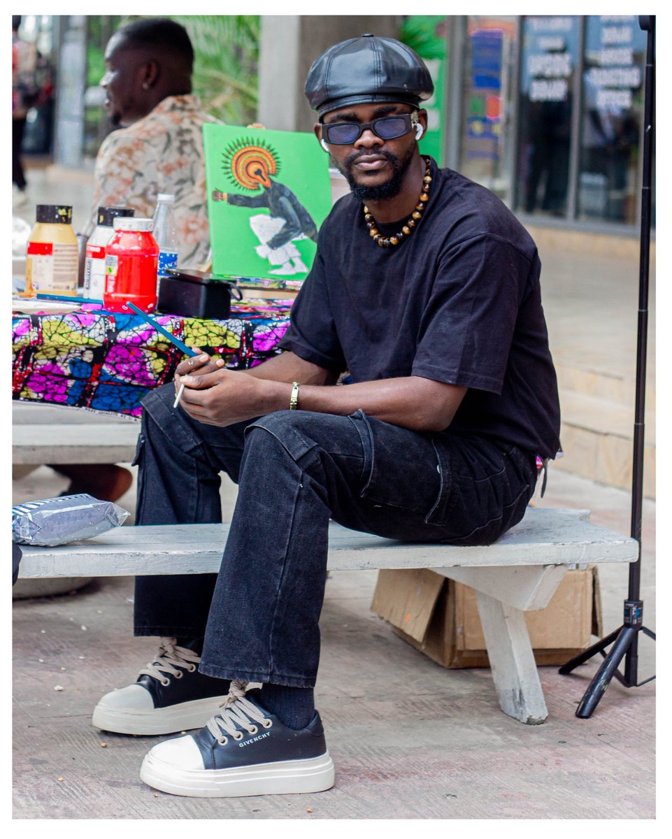 IamPheranmi's tweet photo. I met an artist today at Blockfest and his work was amazing, took a picture of him 

I've always loved art but I can't draw to save myself, but somehow I found photography 

So yh, for the love of art , meet @dablokestweet https://t.co/gyZ2BzbX43
