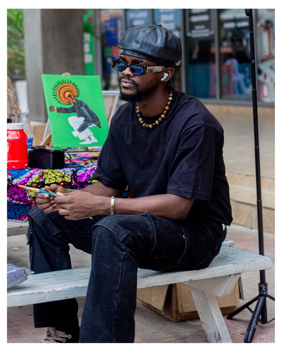 IamPheranmi's tweet photo. I met an artist today at Blockfest and his work was amazing, took a picture of him 

I've always loved art but I can't draw to save myself, but somehow I found photography 

So yh, for the love of art , meet @dablokestweet https://t.co/gyZ2BzbX43