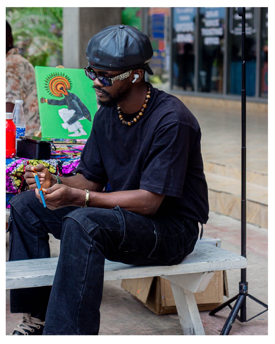 IamPheranmi's tweet photo. I met an artist today at Blockfest and his work was amazing, took a picture of him 

I've always loved art but I can't draw to save myself, but somehow I found photography 

So yh, for the love of art , meet @dablokestweet https://t.co/gyZ2BzbX43