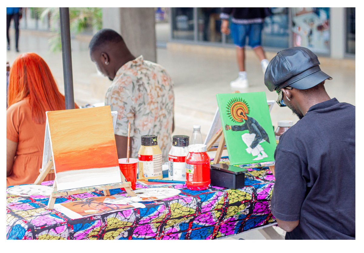 IamPheranmi's tweet photo. I met an artist today at Blockfest and his work was amazing, took a picture of him 

I've always loved art but I can't draw to save myself, but somehow I found photography 

So yh, for the love of art , meet @dablokestweet https://t.co/gyZ2BzbX43