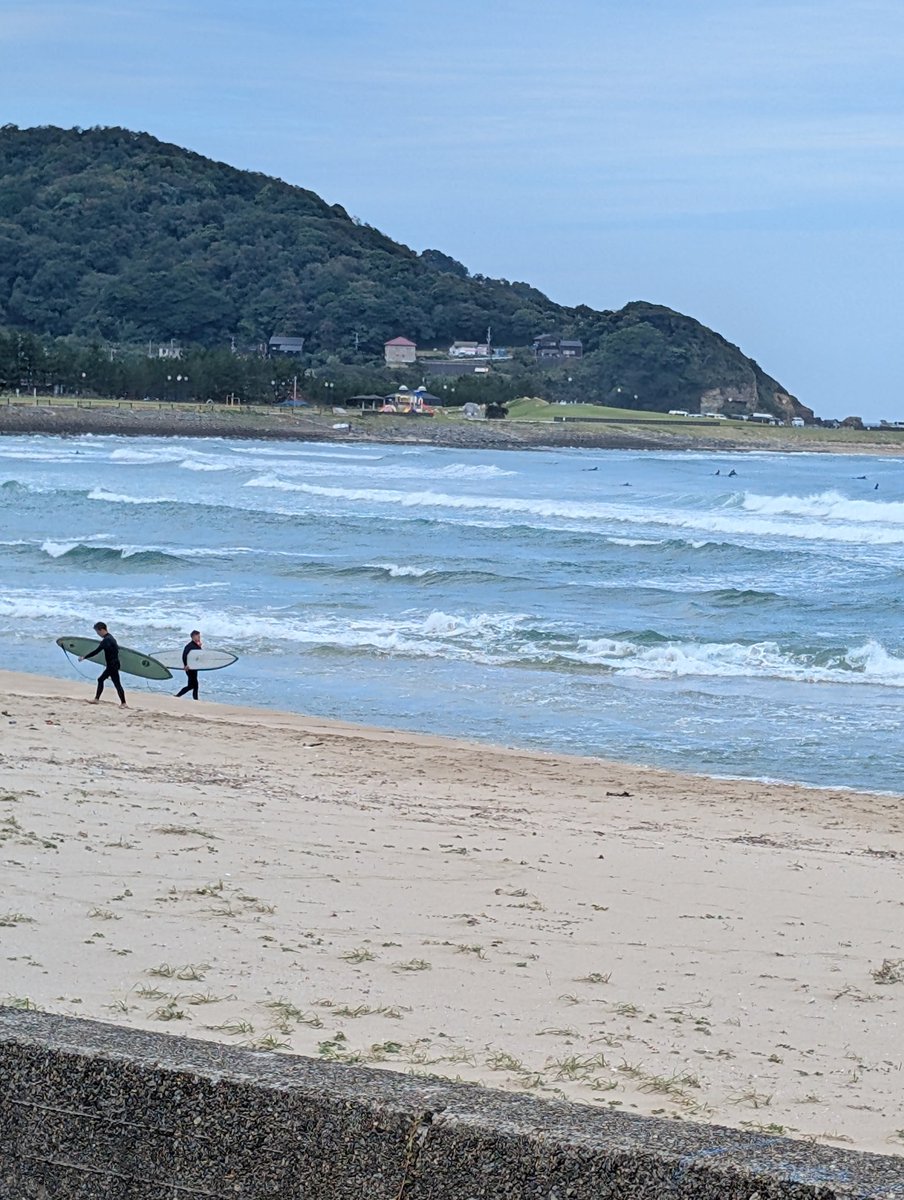 haiji1010's tweet image. ・
秋の海🌊

朝から、ビーチは、賑やかです

波が立ち、楽しそうです🎶

☆☆
波立つ、日本海