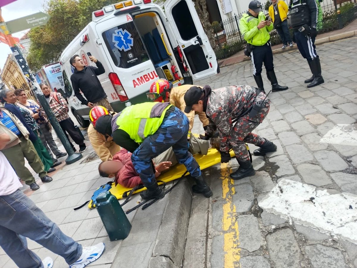 franjaInfo_Obv's tweet photo. 🚨 Un hombre fue 🚗 atropellado en el Centro Histórico de #Cuenca. 👮♂️ @GuardiaCuenca, agentes de tránsito y paramédicos de @Bomberos_Cuenca acudieron rápidamente para brindarle primeros auxilios. SBM
#FranjaInformativa
#NoticiasFranja https://t.co/zxkbTYTppW