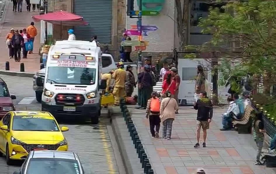 franjaInfo_Obv's tweet photo. 🚨 Un hombre fue 🚗 atropellado en el Centro Histórico de #Cuenca. 👮♂️ @GuardiaCuenca, agentes de tránsito y paramédicos de @Bomberos_Cuenca acudieron rápidamente para brindarle primeros auxilios. SBM
#FranjaInformativa
#NoticiasFranja https://t.co/zxkbTYTppW