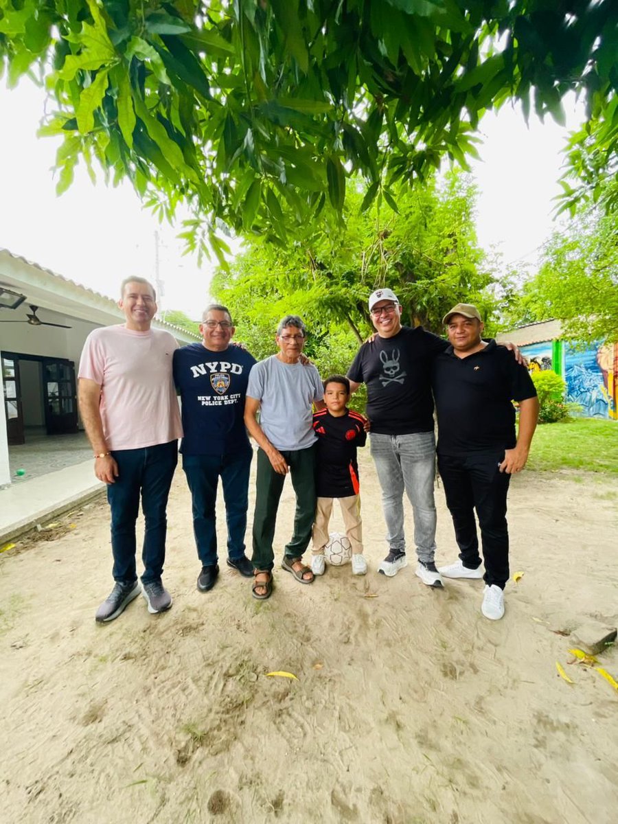 Qué felicidad llegar a Polonuevo a su Festival de Cerdo y la Yuca, y encontrarme a mi profesor de historia y geografía en el Colegio Popular, al licenciado José Martes. También coincidir con amigos ex alcaldes Gustavo de la Rosa, Gregorio Brito y Edgardo Martes.