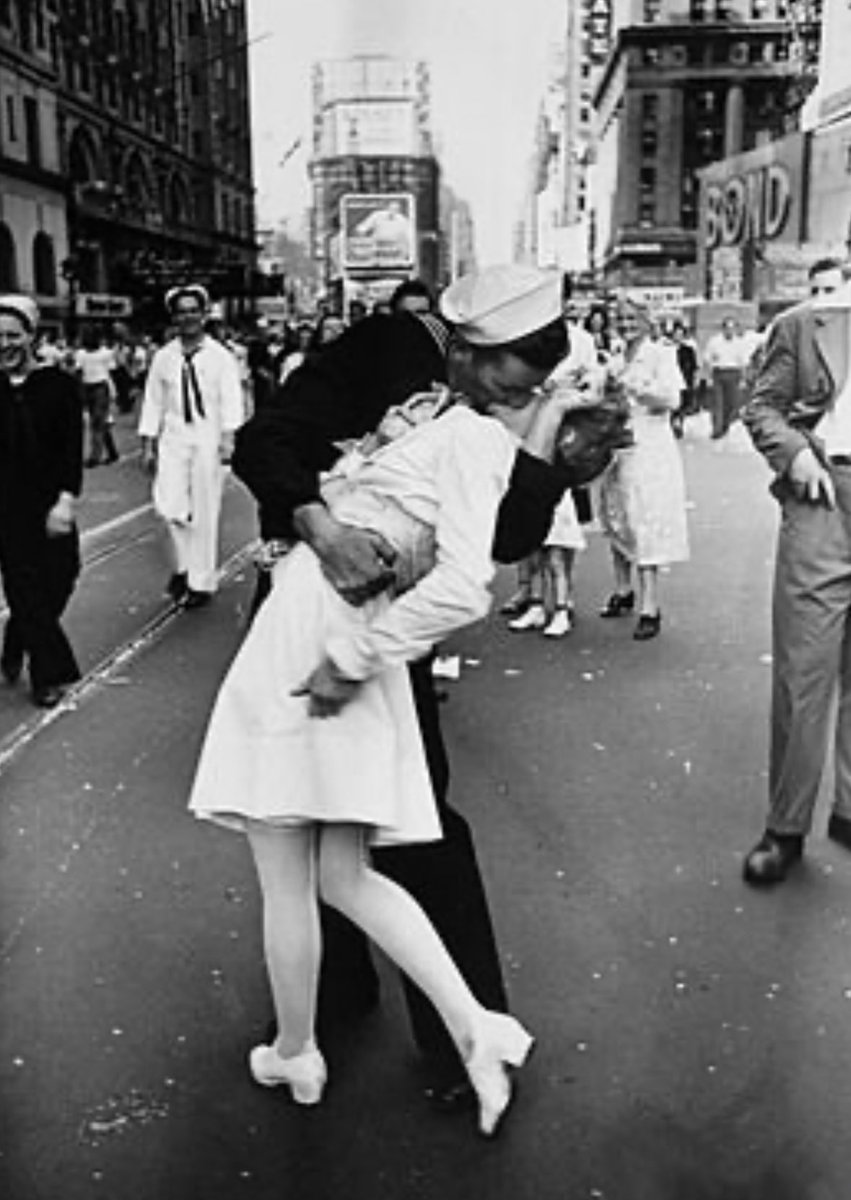 VinceDaoTV's tweet image. Dave Smith thinks it’s ’psychotic’ to celebrate the end of a war.
By his logic, Americans were ‘psychotic’ for this.
Apparently they should’ve been bitterly seething about their suffering ending instead.
