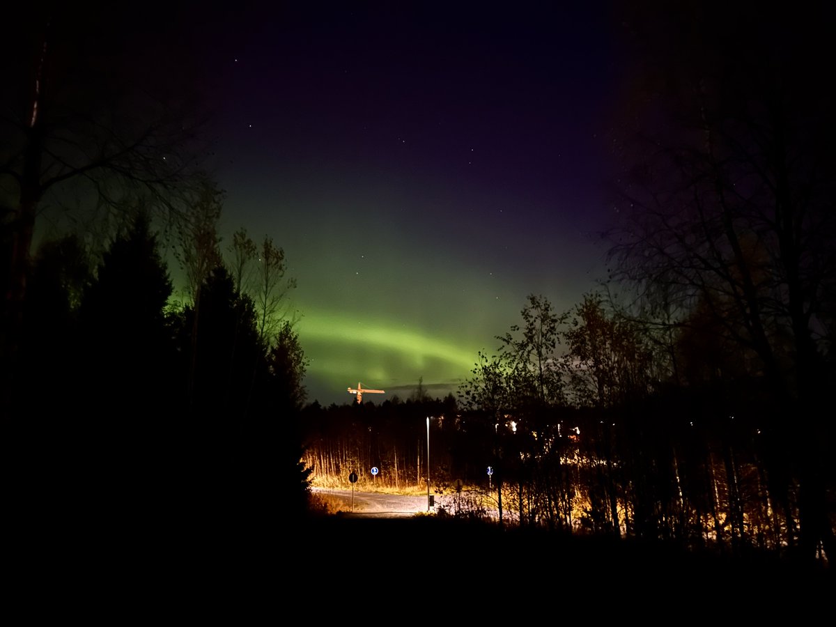 AustinMacD97's tweet image. Värikäs lopetus huikeelle lauantaille hyvien kavereiden kanssa. Täydellinen päivä, ja kaikki vaan siks et 5 ja puol vuotta sit ku maailma meni kiinni koronan takii, mä päätin opetella suomen kieltä. Elämän paras päätös. Joka päivä oon ylpee et Suomi on mun koti 💙🤍🇫🇮