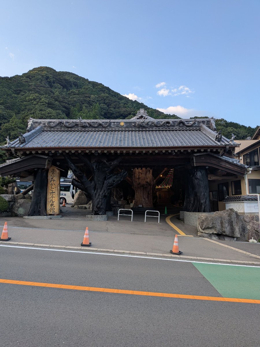 maruchi_matsu's tweet photo. 皆様
変な気候の中
調子はいかがですか？
体調崩してないですか？
今回は父の急な事で
イレギュラー的に来た長崎でした
でもやっぱりいいとこだなと
思いました
特に今回宿泊した宿は
すごく神秘的で
パワースポットのような所でした
また来たいと思います
それではまた☺️ https://t.co/sDbvP8Xtqp