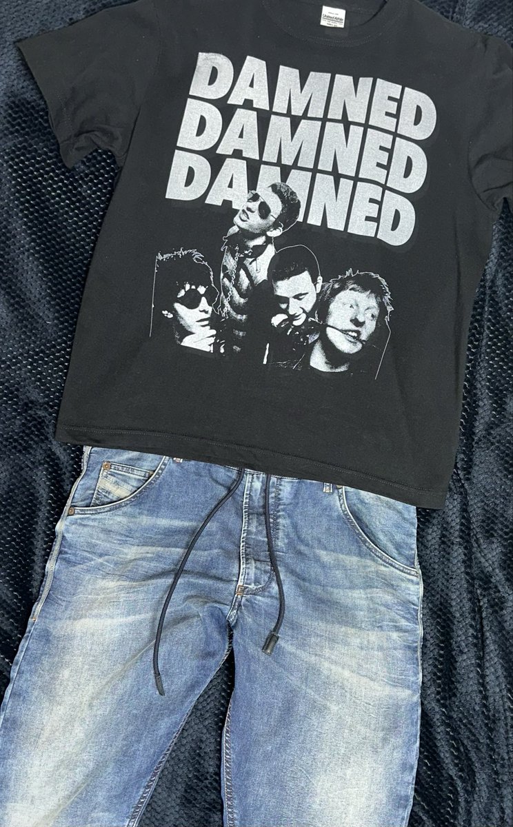 ちょっと買い忘れ💦

今日はDAMNEDのデイヴ・ヴァニアン
の誕生日みたいですね🎊
DAMNEDのTシャツ（黒）で
急いで買い物いく🌀