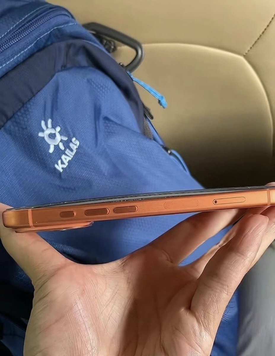 Abhinov_v's tweet image. We now have cases of battery swelling on the iPhone 17 Pro. 🤔