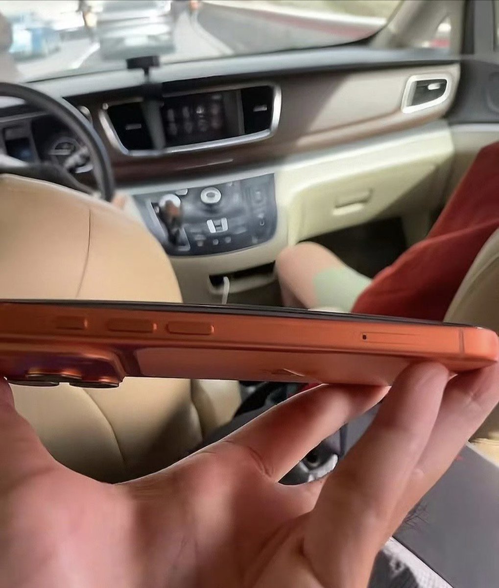 Abhinov_v's tweet image. We now have cases of battery swelling on the iPhone 17 Pro. 🤔