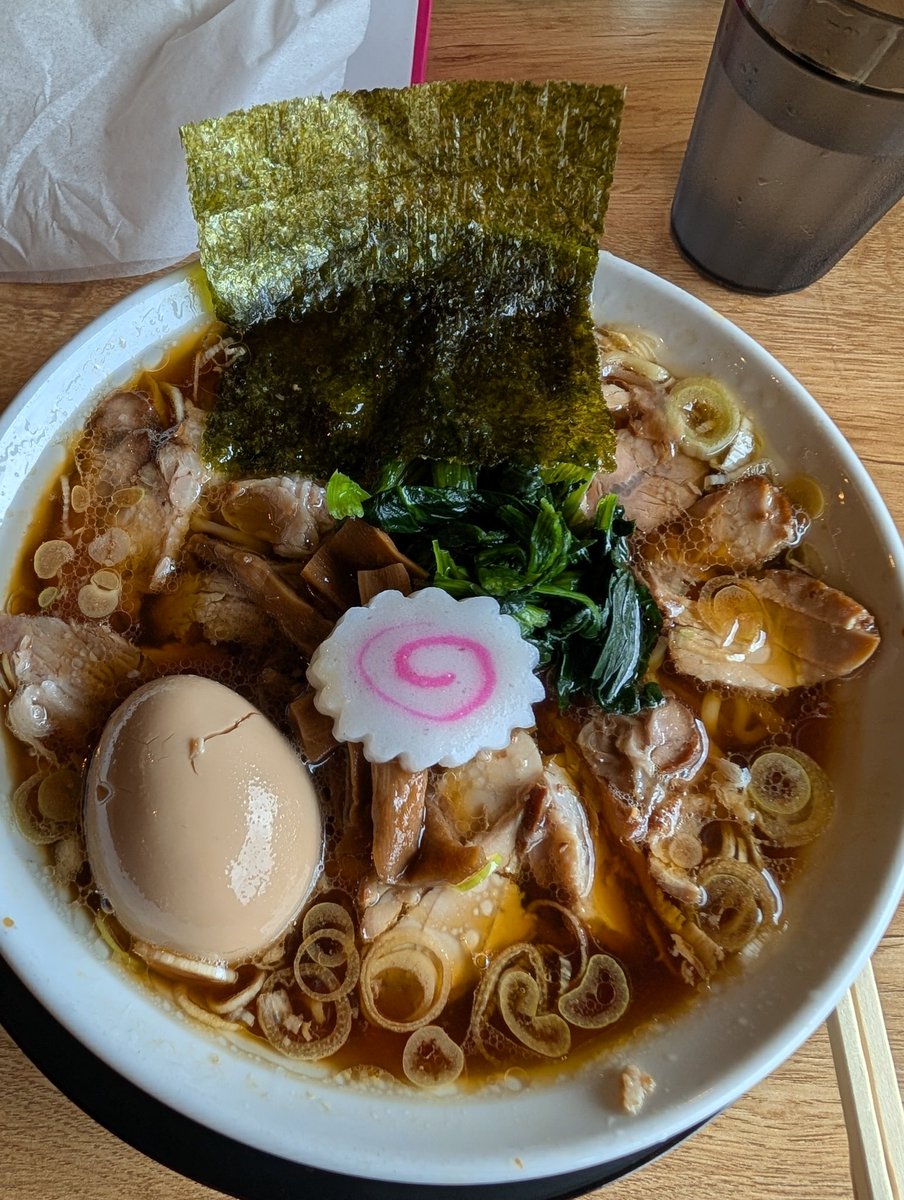 お初の生姜醤油ラーメン
さっぱりして美味しかったです
久しぶりにお外でラーメン食べたかも🤭