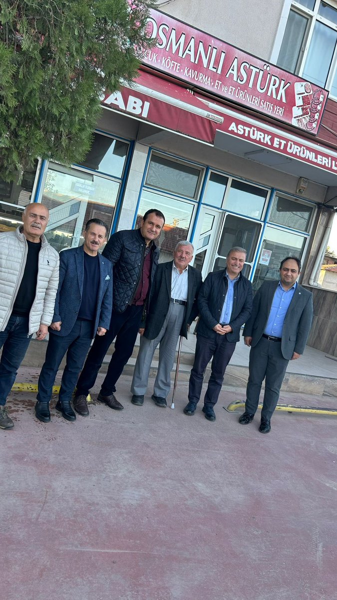 Anadolu’dan insan manzaraları…

Edirne Havsa Osmanlı köyünden kasap Mehmet Astürk.
Bu dünyada yaşayan ama bu dünyayı yaşamayanlardan. 
Evlenirken yaptığı duası; “Yarabbi hanemizden misafiri eksik etme.”
60 yıldır bu bereketi yaşıyor.