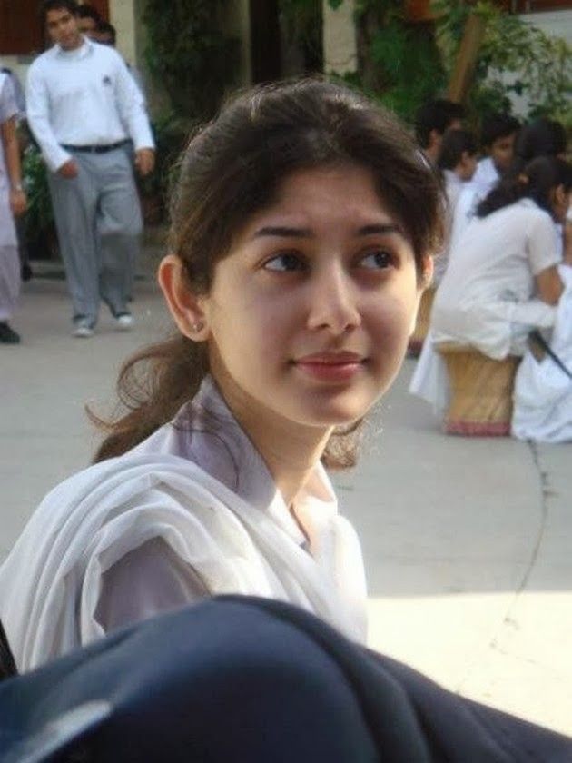 Memes_wallah_'s tweet image. That one beautiful girl you saw at the exam centre and never saw again.