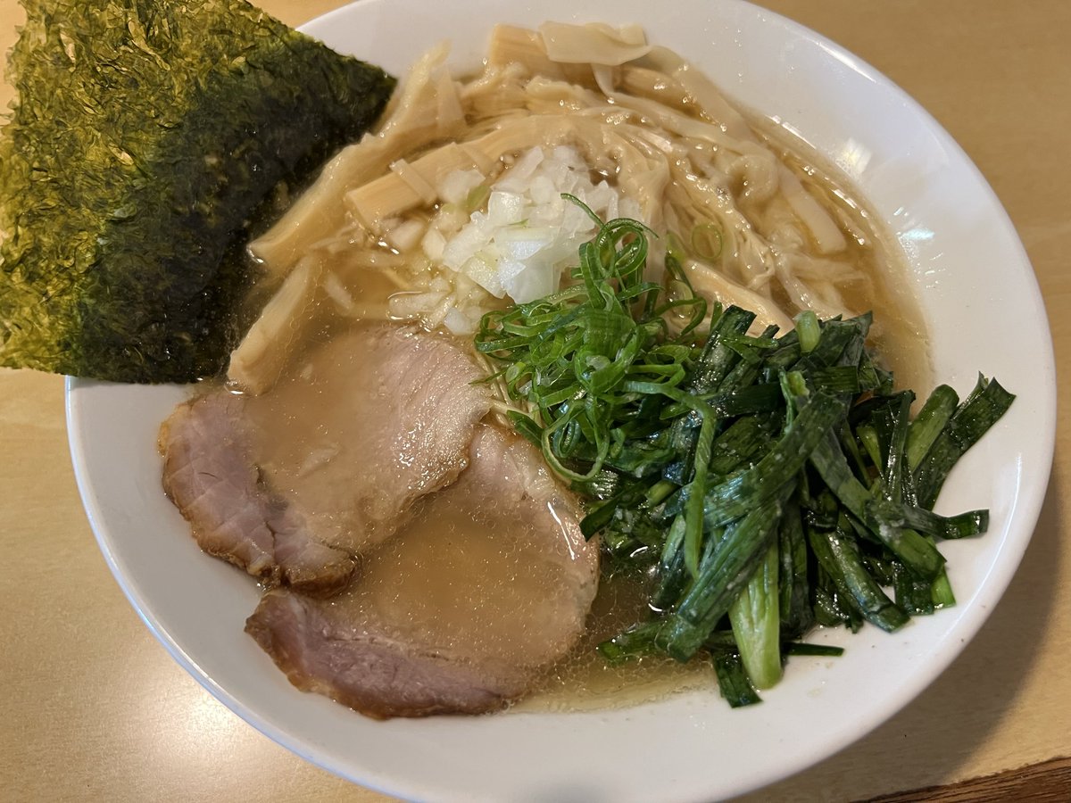 三代目しゅう ＠昭島市中神町
煮干しラーメン(塩)🍜
tp.メンマ＆塩ニラ

4ヶ月ぶりのご無沙汰訪問🎊
今日はデフォの塩一択😊
煮干の風味豊かな円やか塩スープ
最強！塩ニラの味わい＆塩味
シャキッとした歯応えが加わり美味い💘
穂先メンマも好みです❣️
最高な1杯に大満足の完食です🈵
#昭島 #ラーメン