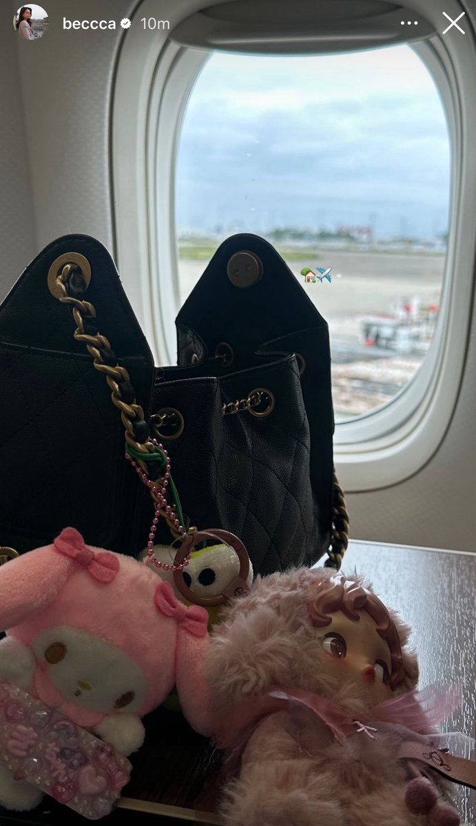 bornastaursV2's tweet image. FM: “Freen managed to win like 4 dolls. She said, since you two are girlfriends, you can have these as a matching set — like couple dolls.”

and Freen Sarocha gave one to Becky?
so, what does it mean? 🤓😂