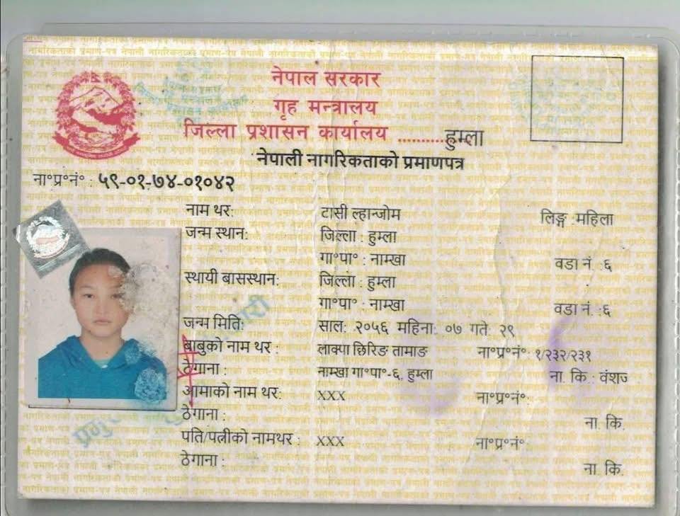 टासी ल्हाजोममाथि फैलाइएको भ्रामक प्रचार निन्दनीय छ — उनी हिमाली समुदायको प्रतिनिधि मात्र होइनन्, संघर्ष र प्रतिभाको प्रतीक हुन्।
वास्तविकता के हो भने:
टासी ल्हाजोम नेपालकै सबैभन्दा दुर्गम क्षेत्र — लिमी उपत्यकाको हल्जी गाउँकी हुन्, जहाँ १३०० वर्ष पुरानो रिञ्जिनलिङ गुम्बा अवस्थित