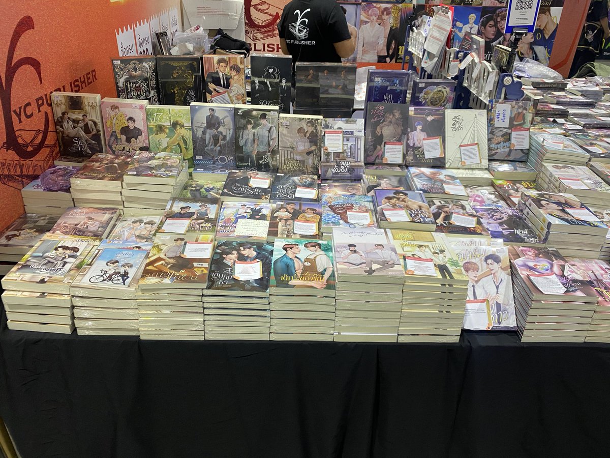 YCPublisher's tweet photo. สวัสดีวันอาทิตย์จิตแจ่มใส เช้าวันที่ 4 ของงานหนังสื่อ เดินทางกันมาเกือบครึ่งทางแล้วนะคะ นักอ่านท่านใดยังไม่ได้สอยนิยายไป อยากบอกว่าตอนนี้หลายเล่มเริ่มหมดแล้ว หลายเล่มก็เป็นหลุมแล้ว 🥹

วันนี้มาเจอกันได้ที่ A38 นะคะ 

#มหกรรมหนังสือระดับชาติครั้งที่30 #ThaiBookFair2025 #งานหนังสือ68