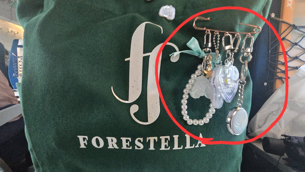 표시한  키링세트  분실했습니다.
혹시 습득하신분   연락주세요
제천입니다 ㅠ