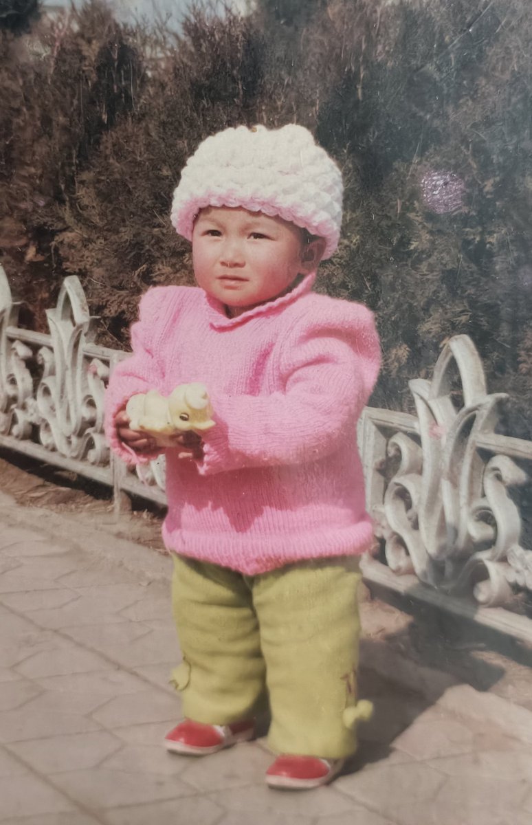juc_jun's tweet photo. 在那个年代，我也是个被很多个“妈妈”照顾过的孩子吧？至少我身边更换了几个重要“妈妈”，然后才长出了这个不完整的我～ https://t.co/I3llKuGCbh