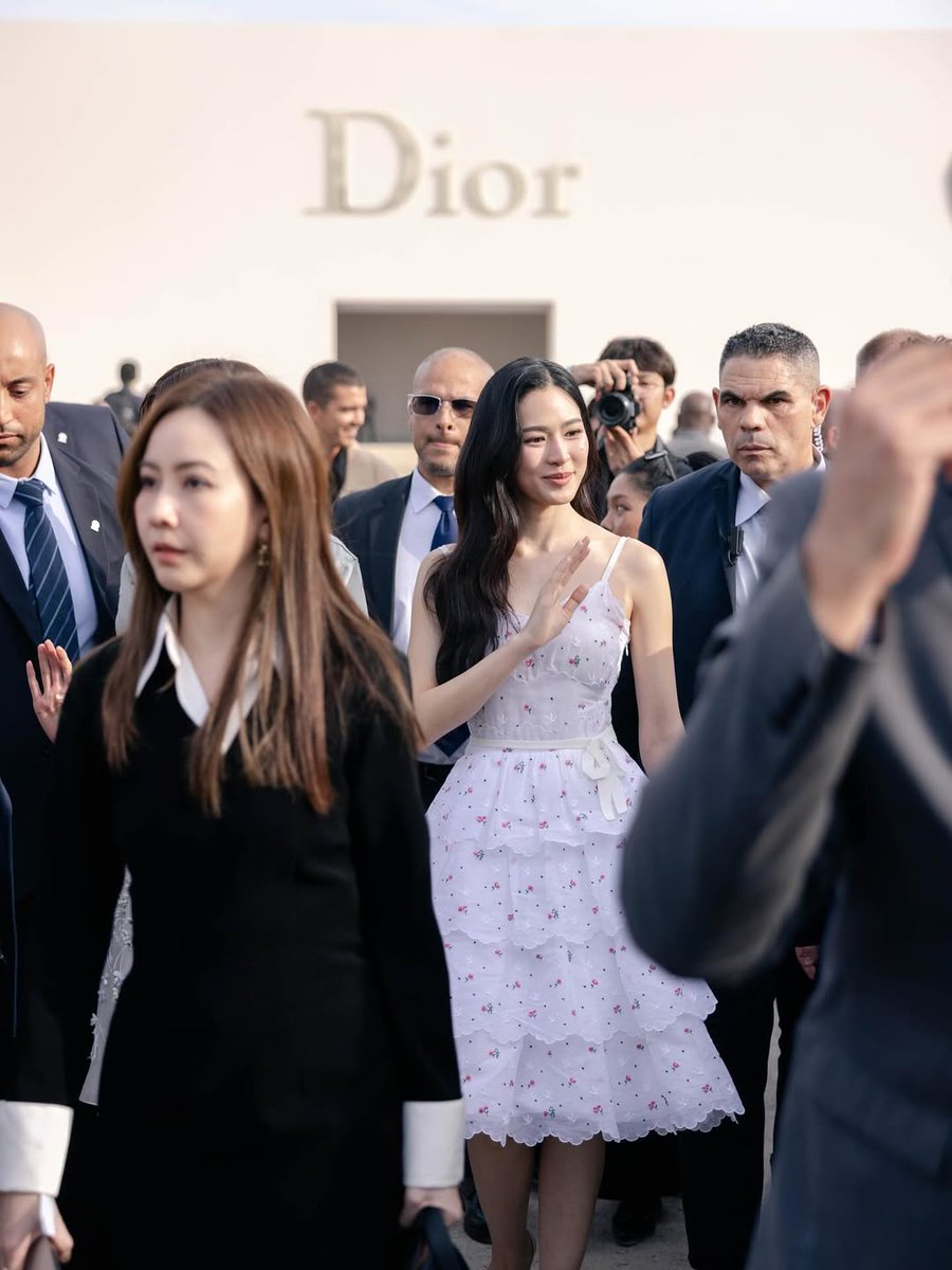 From atelier to runway, Dior SS26 speaks in textures and light — Lingling Kwong turns it into living art.

#linglingkwong 
#Dior #DiorSS26 
#ParisFashionWeek #PFW