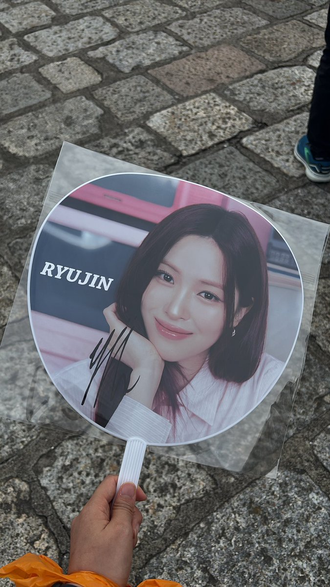 ITZY The 4th Fan Meeting ITZY MIDZY, LET’S FLY! "ON AIR" itzyペンミ　
#オフラインくじ　交換
 
D賞
【譲】　リュジン サイン入りうちわ
【求】    同種チェリョン

10/12会場での交換希望です!!