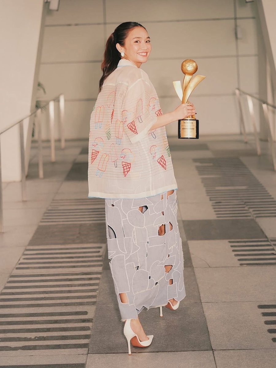 OfficialKBB's tweet photo. Kathryn Bernardo awarded as the Most Influential Celebrity of the Year at the 11th EdukCircle Awards! ✨ 

“Salamat sa lahat ng naniniwala, and sana magtulungan tayong lahat para maging maganda ang kinabukasan ng Pilipinas!”

Congratulations, @bernardokath! 🏆 Your good and genuine heart is keeping you blessed. We love you and we are so proud of you. 🥹🤍 #KathrynBernardo