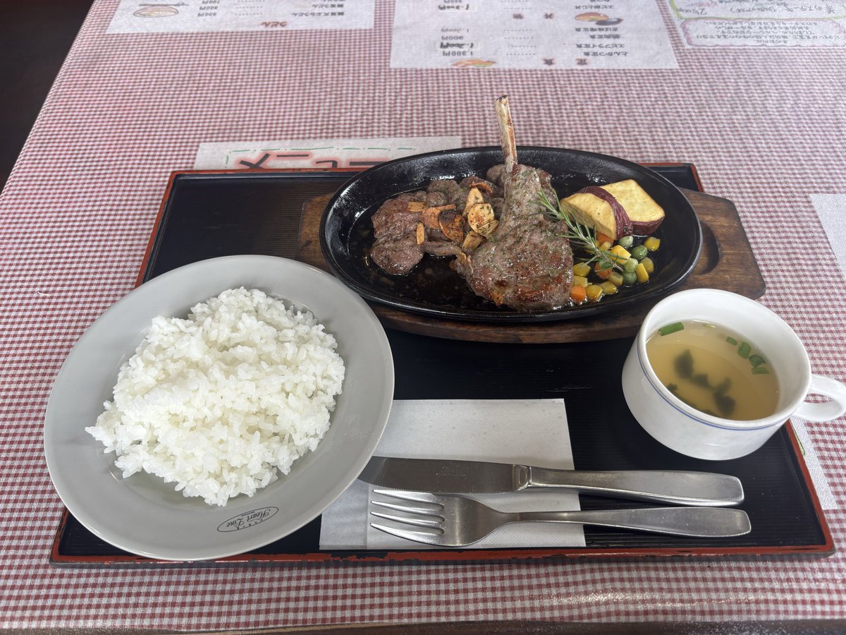 前来た時に他のみんなが食べてて美味しそうだった羊のステーキ🐏
めちゃうまー！！