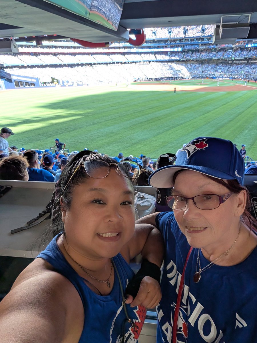 Ms.D.Lo 🍁 tweet media