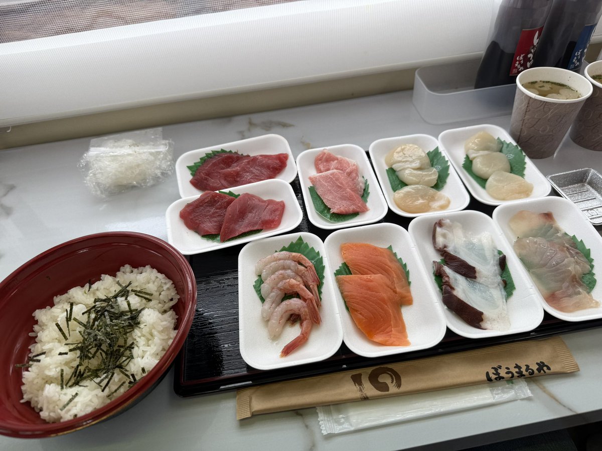 karinobin's tweet photo. お昼はセルフ海鮮丼😋💕 https://t.co/Sid7q66v02