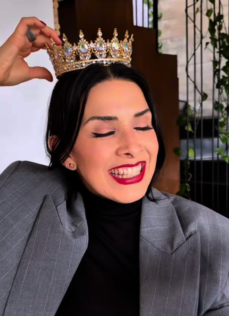 La prensa pidiéndole disculpas y aclarándole que jamás la ignorarían. 
La transmisión del Teletón siendo atacada por la producción y por bots. 
Ella en silla de ruedas rodeada de cámaras, luces, celulares y micrófonos.

No hay duda, tú ganaste mi reina.