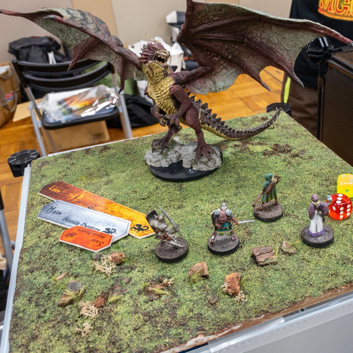 監修に参加したミニチュアゲーム「シックスサイドハンターズ」も販売中(ミニチュアゲーム同盟さんのブース)。省スペースで好きなミニチュアを使って遊ぶモンハンライクなゲームです

#MGCON2025