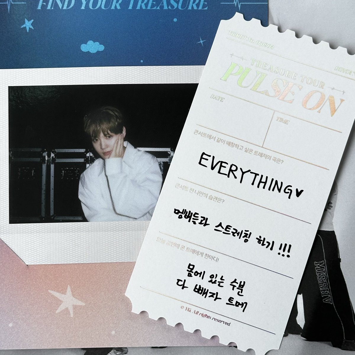 펄스 온 포토 티켓 #트레저 #도영 

Q. 콘서트에서 같이 떼창하고 싶은 트레저 곡은?
🐰 EVERYTHING♥︎

Q. 콘서트 전 나만의 습관은?
🐰 멤버들과 스트레칭 하기 !!!

Q. 오늘 공연에 온 트메에게 한마디!
🐰 몸에 있는 수분 다 빼자 트메