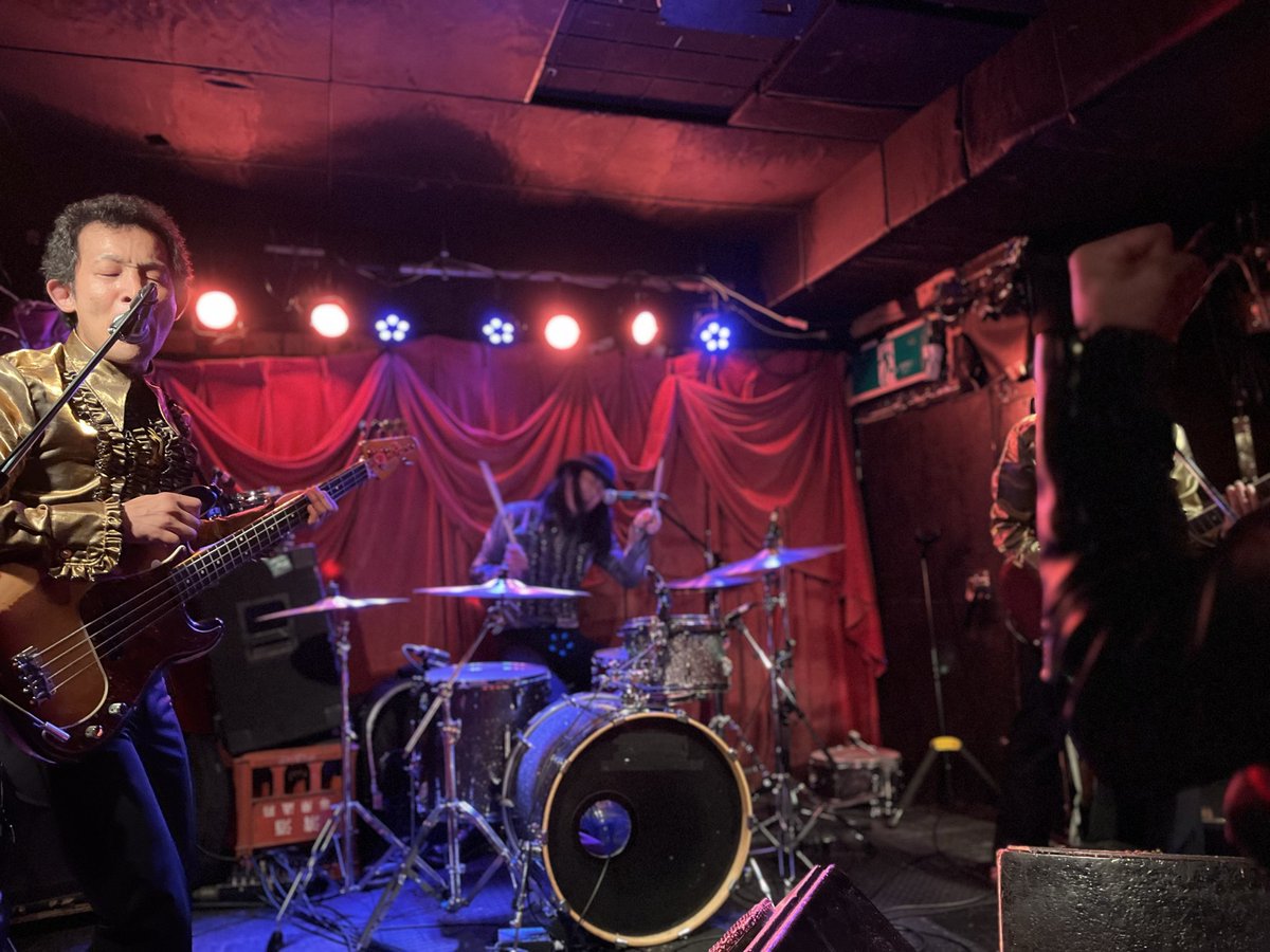 自分の凖夜か深夜入りにぶつかることが多いゴールデンシルバーズ。昨日もそう…でもHEVEAY SICKに 行っちゃった。楽しかった！デキシーでも電化でもないイチローさん、よかった。カッコいいんだけどクールなまま終わらないとこ😂好きですー