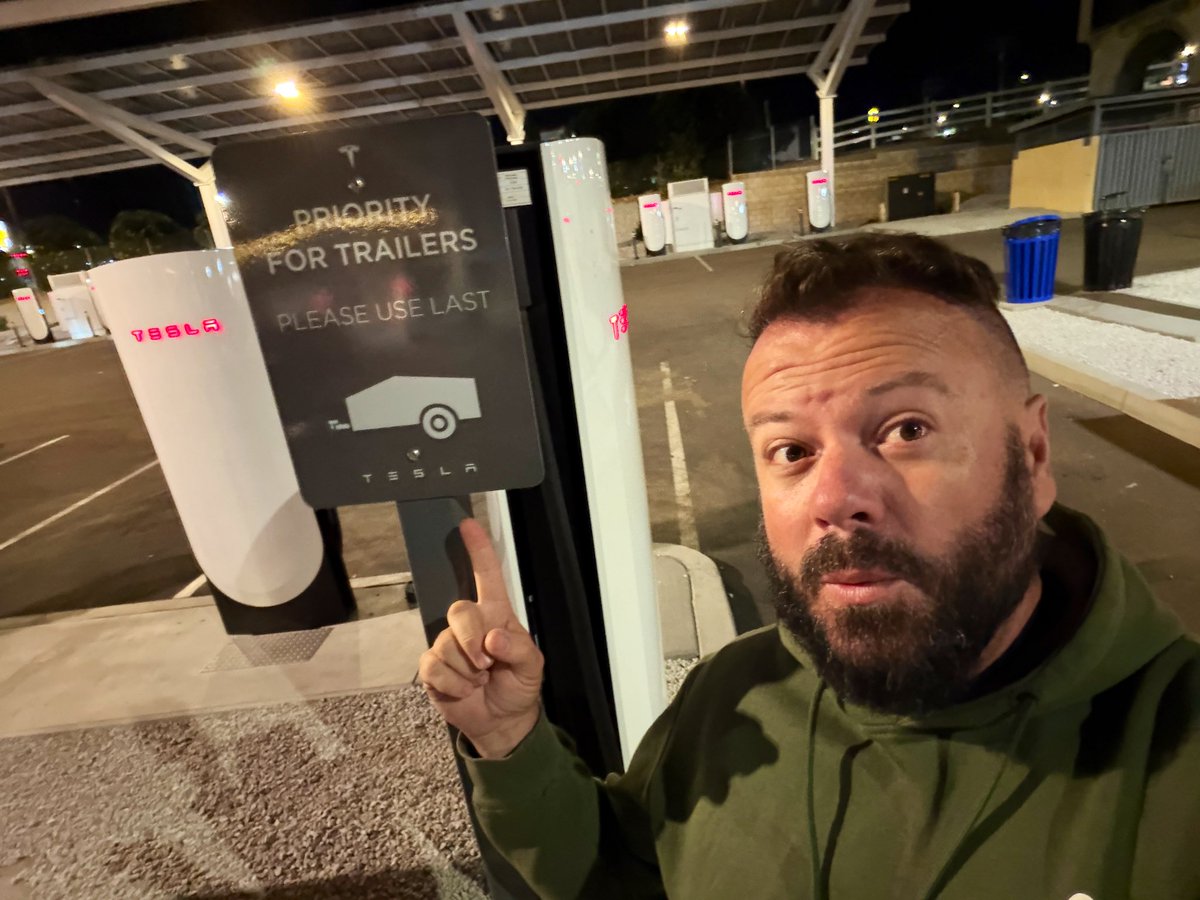 ChargePozitive's tweet image. Barstow, CA (120 Stall)
Tesla Supercharger update:

The pull-thru/towing stall now has a sign! How about that @OOSScot ?! It *could* be a little bigger tho. 

Also, there’s now a tire air station here too! Right next to the pull-thru charging stall. 

Stay tuned for a full LA to…