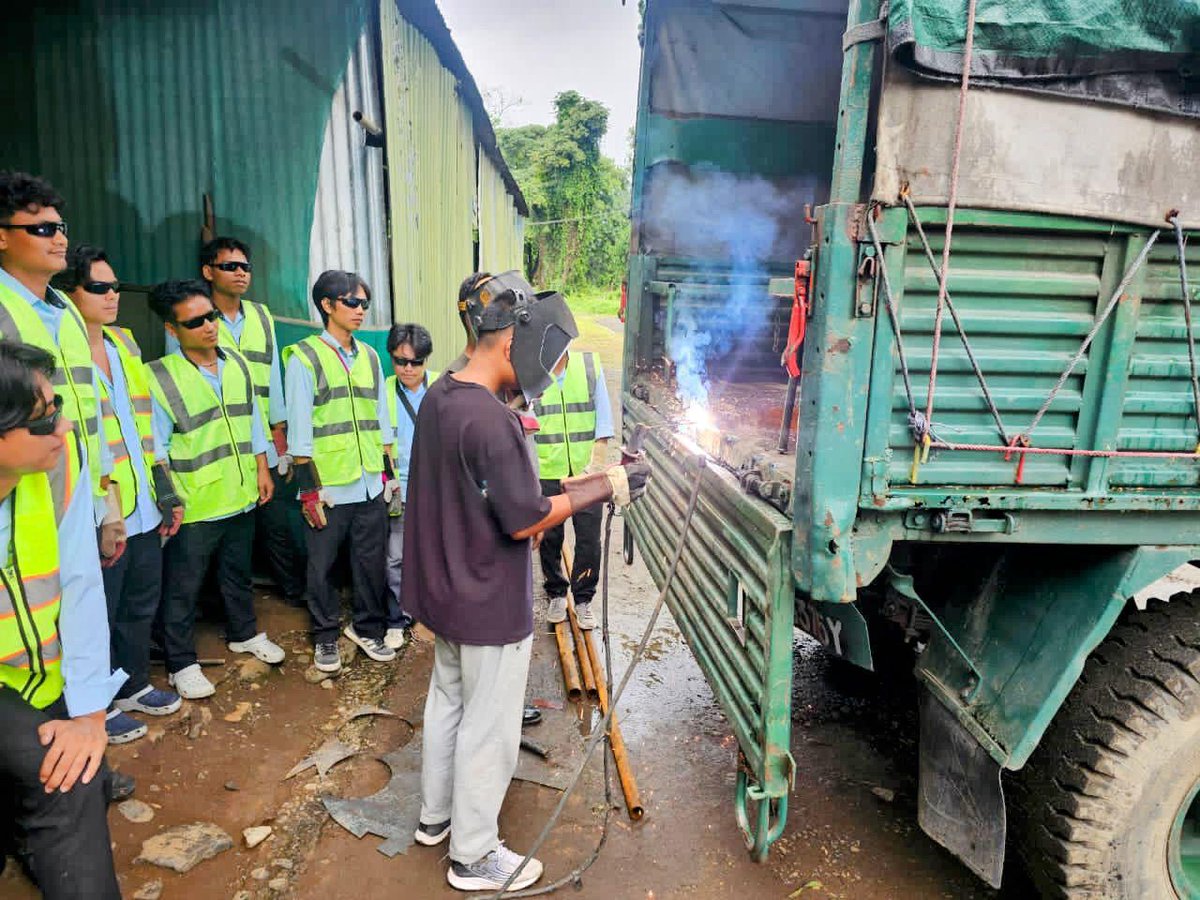 Spearcorps's tweet image. Under the aegis of #SpearCorps, Dao Division conducted workshop on Welding & Automobile maintenance for ITI students,at #Tezu.
The training organised under #OperationSadbhavna included initiative aimed to enhance technical skills and promote self-reliance among the local youth…