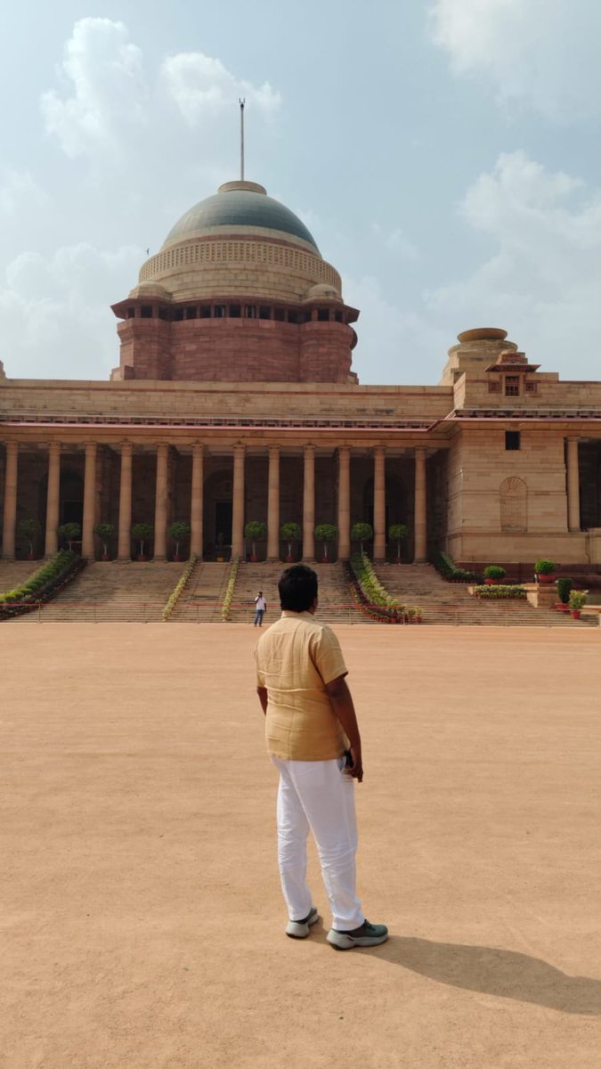 புது தில்லியில் அமைந்துள்ள இந்திய குடியரசுத் தலைவரின் அதிகாரப்பூர்வ இல்லம் ராஷ்டிரபதி பவனலிருந்து...!

#newdelhi #rastrapatibhawan #chengam #MLA #PresidentOfIndia #capitalofindia #Highlights