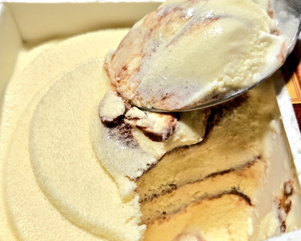 【爽 生チョコinバニラ】
購入価格118円 193kcal
4.5
微細氷のシャリジャリッとした食感は相変わらずで
バニラアイスが少し甘めでコクがあり
後味はすっきり
チョコはビター感はなく
円やかな甘さでバニラアイスとの
相性抜群でめちゃうま