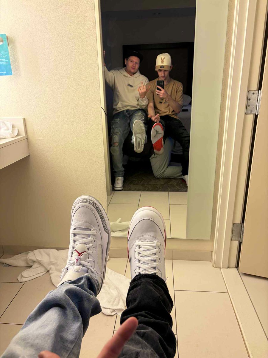 MasterDrake9's tweet image. Good boy holding up its God, down on its hands and knees
#findom #cashmaster