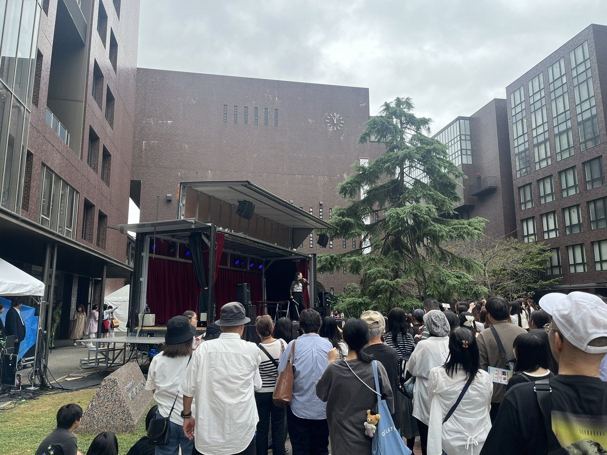 ysmt_gakusai's tweet image. 10.12☁️武庫川女子大学文化祭ありがとうございました😊もみの木広場にたくさんの方がお集まりいただき大盛り上がりでした✨最後は武庫女コールで一体感がありました🔥引き続きみなさん文化祭楽しんでください！
#よしもと学園祭2025
#吉本新喜劇
#隣人
#20世紀
#爛々萌々