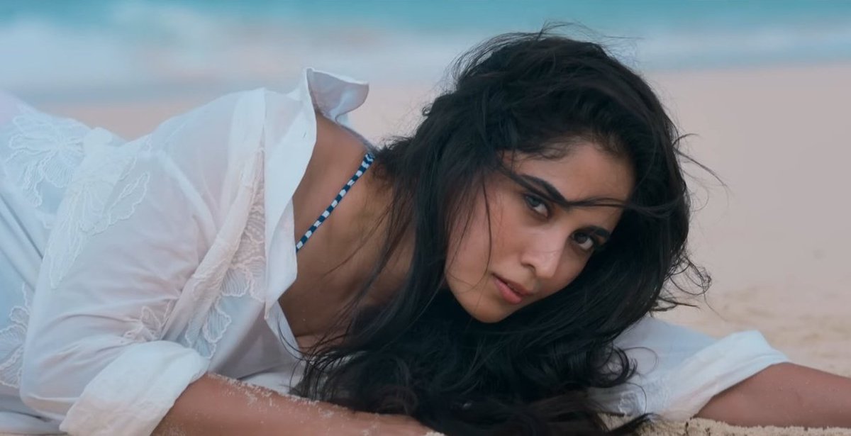 Aneesh_98's tweet image. Rachana Rai from #Devil !✌️

Rachana Rai &apos;s izzling, high-energy performance !🙌 

She completely owns the frame with her graceful yet energetic moves, blending style and attitude effortlessly !🙌

#RachanaRai #Devil #OndeOnduSala