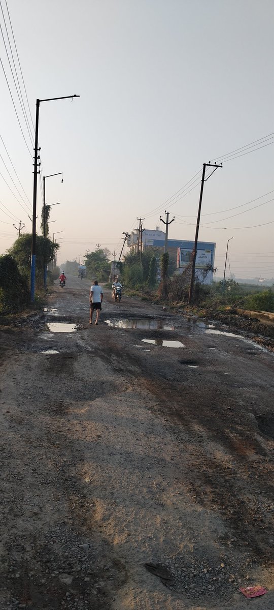 Cool100Yadav's tweet image. &amp;gt; 📢 Attention Authorities: The Pilkhuwa–Faridnagar–Bhojpur Road, near Darshna School, Pilkhuwa, Hapur, is in poor condition with multiple potholes, posing safety risks for commuters. Immediate maintenance is requested.
@UPGovt @HapurDM @UPPWD #RoadSafety #Hapur #Infrastructure