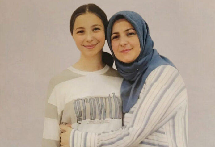 KHK'lar öldürüyor!
"Sakarya’da mahpus fizik öğretmeni Melek Gelir’in 3 çocuğu Bolu’da yaşıyordu.
Büyük kızı 15 yaşındaki Sümeyra Gelir, diğer iki kardeşine bakıyordu.
Epilepsi hastası olur Sümeyra, 3 Nisan 2025'te evde yatağında ölü bulundu. Geriye bir gün önce annesiyle+