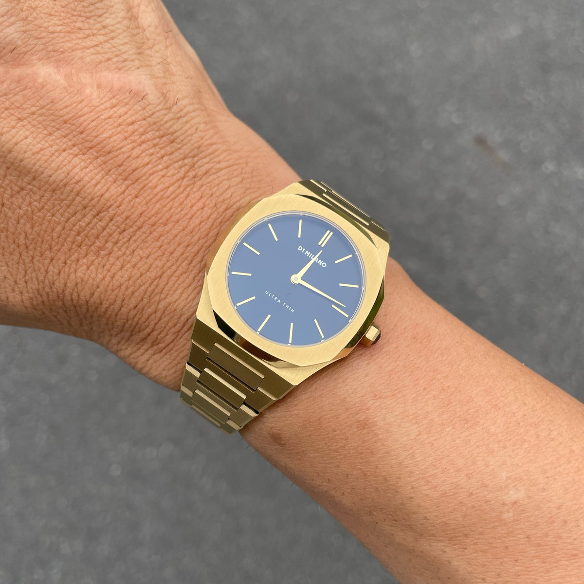 masaone_4103's tweet image. 皆様、こんにちは🙋🏻‍♂️⌚️
今日は朝から妻の車のメンテナンスとコーディング、ついぇにお掃除です♬
相棒はD1 MILANO ULTRATHIN Gold Night
#D1MILANO #ウルトラシン #イタリアウォッチ #腕時計